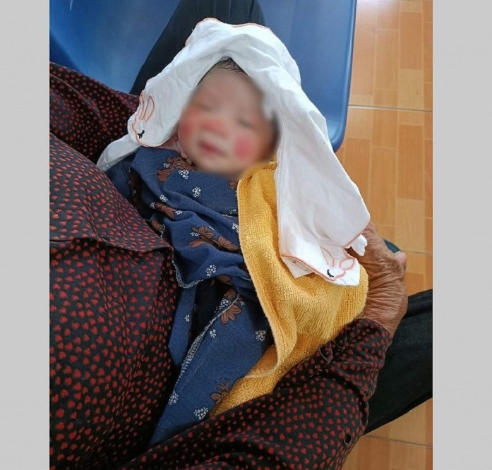 Bé gái bị bỏ rơi được người dân phát hiện