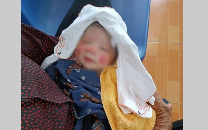 Bé gái sơ sinh đặt trong túi ni lông màu đen bỏ bên đường, xót xa với tình trạng lúc tìm thấy Ảnh 2