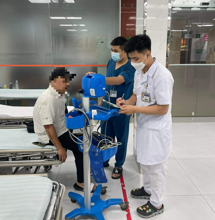 Phóng viên T.T.C được đưa vào bệnh viện để cấp cứu và điều trị do bị đa chấn thương. (Ảnh: Dân Việt).