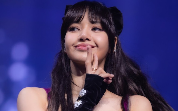 Giữa chỉ trích vì thái độ khó chịu, Lisa lại gây xôn xao với hành động dành cho fan trên sân khấu Ảnh 2