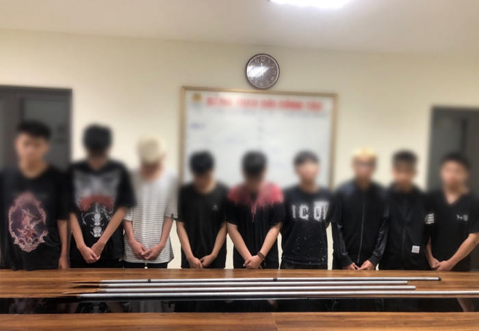  Nhóm 'báo thủ' đi hàng chục xe máy mang theo hung khí dương oai giữa phố Hà Nội và cái kết đắng Ảnh 1