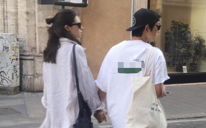 Song Joong Ki tiếp tục bị bắt gặp xuất hiện cùng 'nửa kia', một chi tiết lộ rõ tình cảm dành cho vợ Tây Ảnh 2