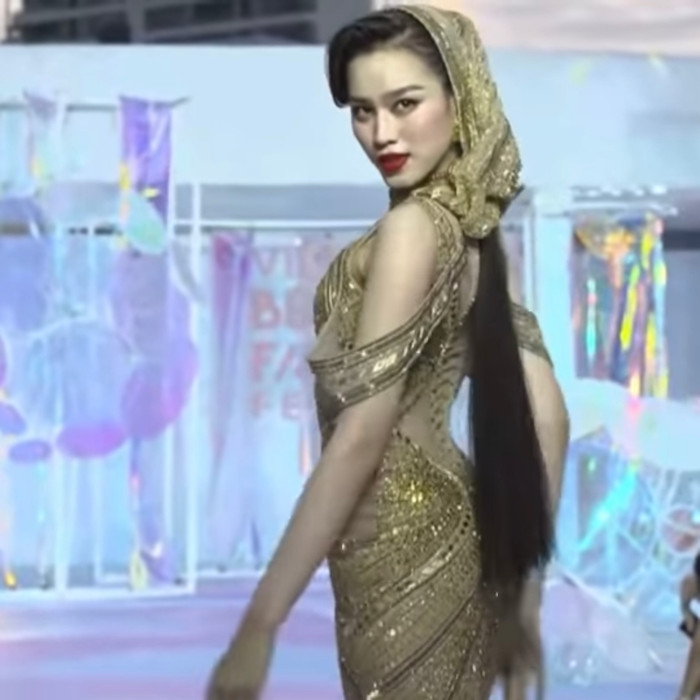  Hoa hậu Thanh Thuỷ đá chân - múa tay khi catwalk, netizen khóc thét: 'Xu cà na' quá! Ảnh 3