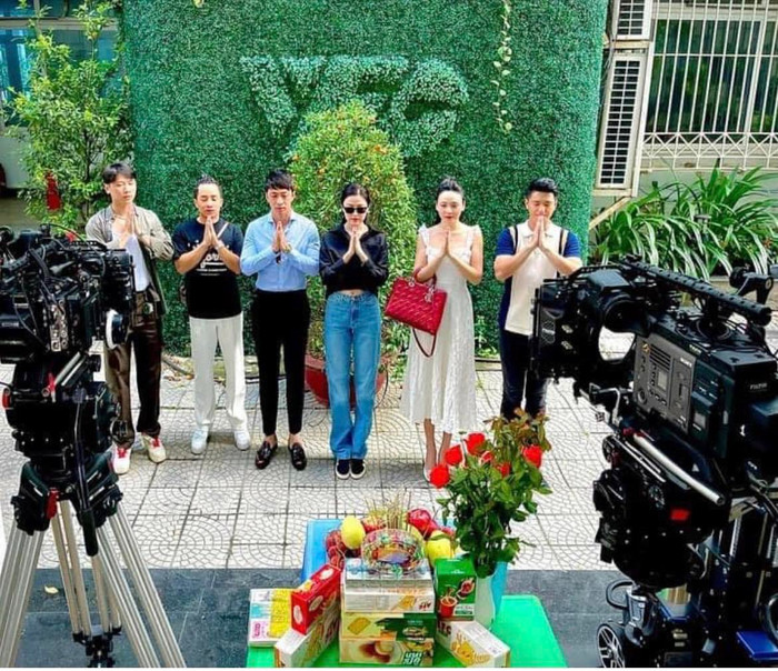 Huỳnh Anh, Lương Thanh cùng dàn cast tham gia lễ khai máy.