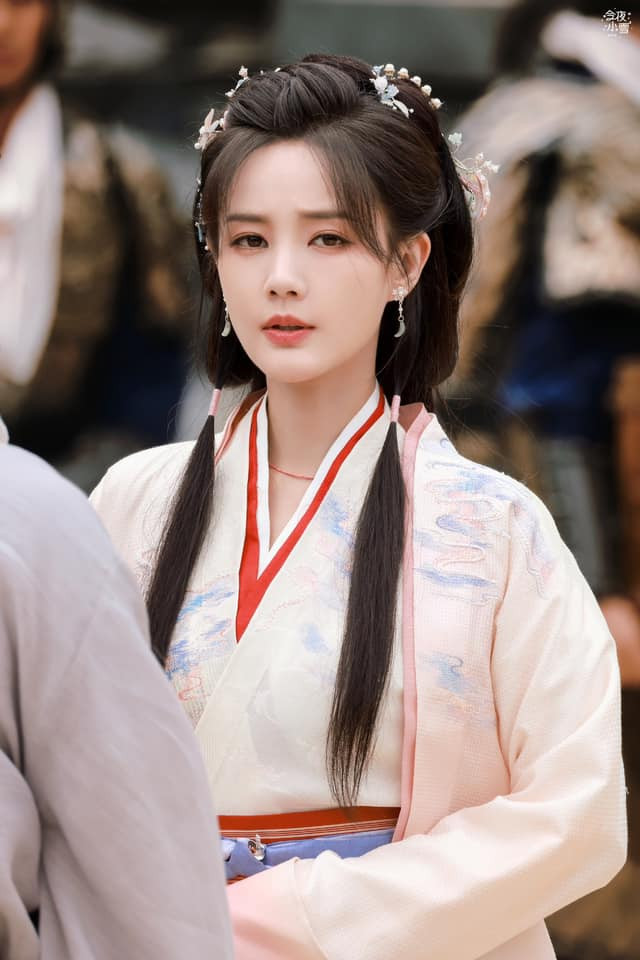  Cùng một kiểu tạo hình, Bạch Lộc nhỏ hơn chị gái 4 tuổi nhưng nhìn 'lạ lắm' Ảnh 2