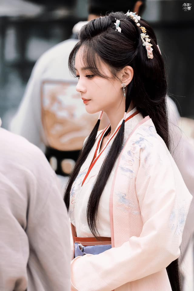  Cùng một kiểu tạo hình, Bạch Lộc nhỏ hơn chị gái 4 tuổi nhưng nhìn 'lạ lắm' Ảnh 1