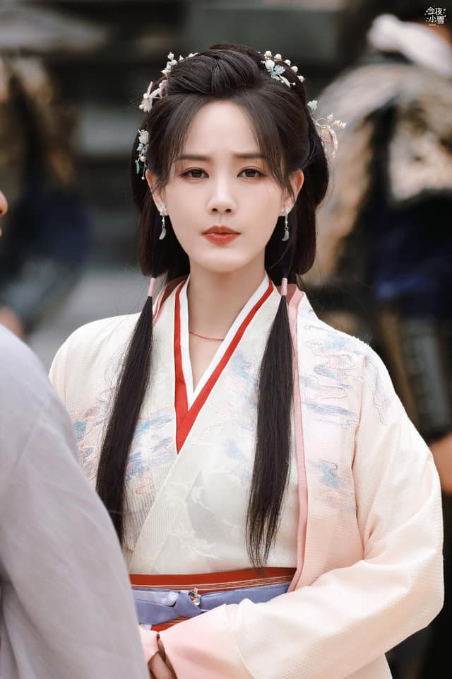  Cùng một kiểu tạo hình, Bạch Lộc nhỏ hơn chị gái 4 tuổi nhưng nhìn 'lạ lắm' Ảnh 4