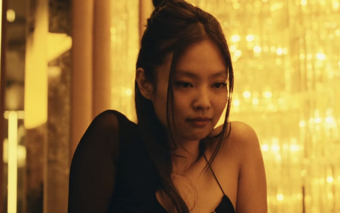 Jennie (BLACKPINK) được nghệ sĩ nổi tiếng nhất thế giới khen vì cảnh hở hang trong The Idol? Ảnh 2