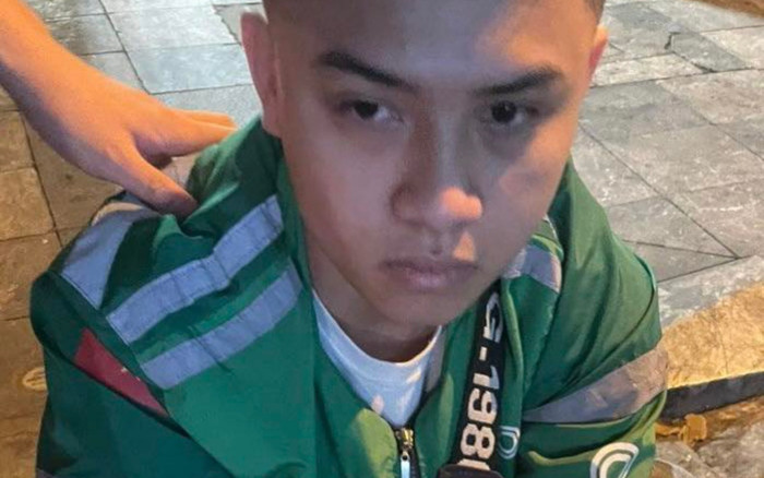 Thanh niên mặc áo xe ôm công nghệ có biểu hiện nghi vấn, khi công an kiểm tra phát hiện sự thật ngỡ ngàng Ảnh 2