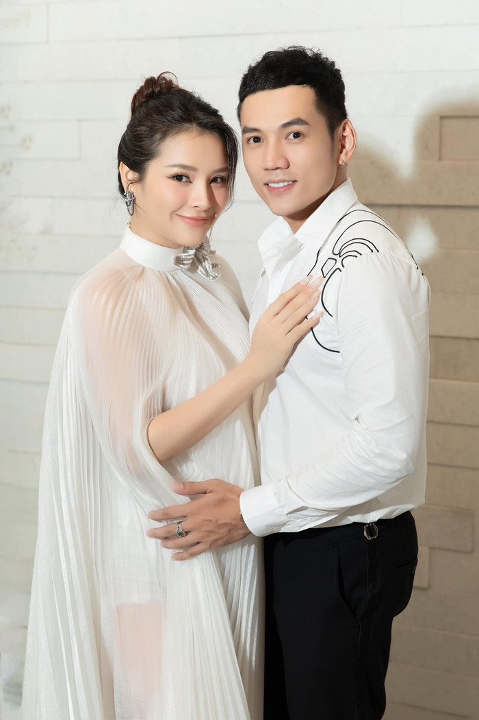 Phương Trinh Jolie và Lý Bình khoe loạt ảnh tình tứ cùng nhau khi tham gia sự kiện 