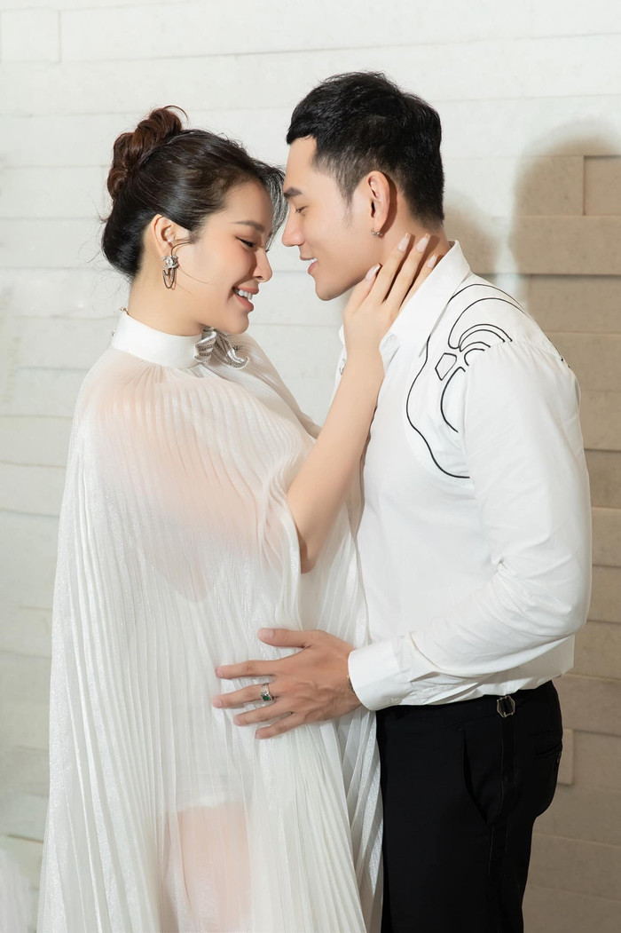 Lý Bình cũng không quên 'nịnh' khi cho biết anh có thể nhìn Phương Trinh Jolie mà không thấy chán 