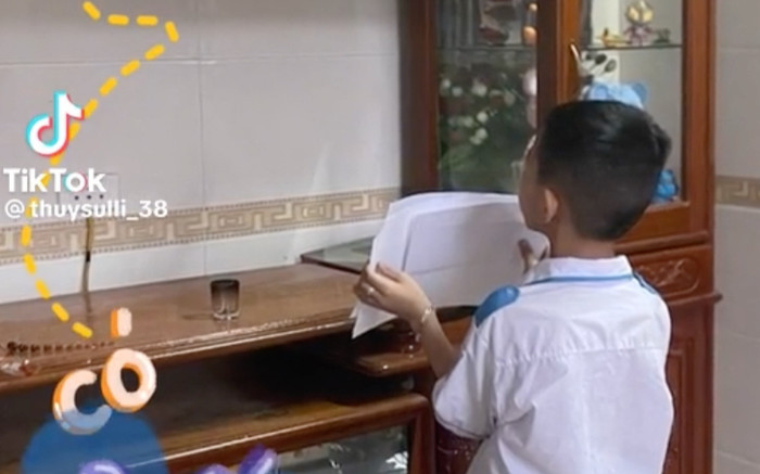 Rơi nước mắt khoảnh khắc cậu bé khoe giấy khen thưởng cuối năm trước bàn thờ bố Ảnh 2