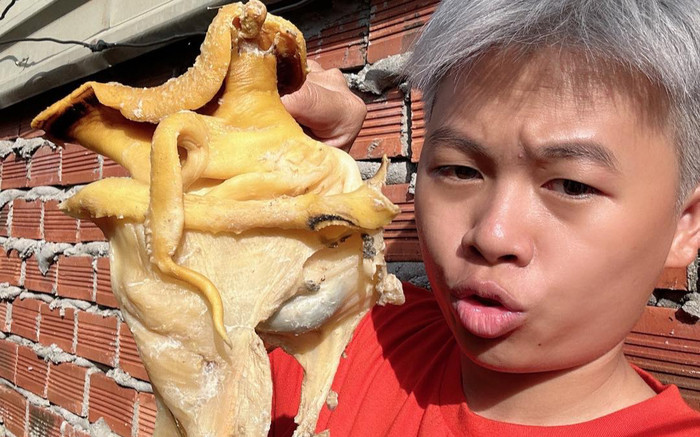 Dân tình đua nhau mukbang ốc bàn ủi khổng lồ: Cách ăn siêu cực, có người thử 4 lần chưa thành công Ảnh 2