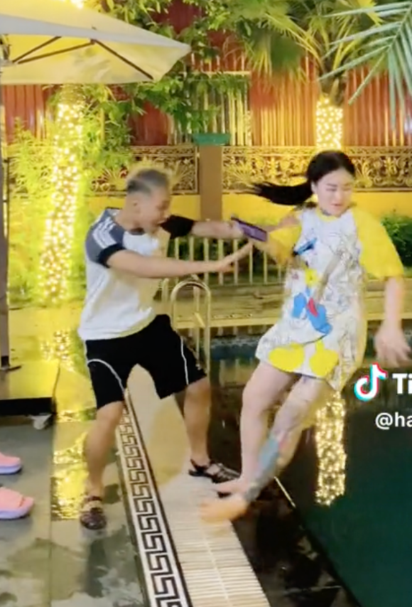  'Hotgirl bể cá' Ngân Baby tiếp tục là nạn nhân mua vui phản cảm: Bị xô xuống cả hồ nước! Ảnh 1