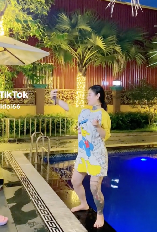  'Hotgirl bể cá' Ngân Baby tiếp tục là nạn nhân mua vui phản cảm: Bị xô xuống cả hồ nước! Ảnh 4