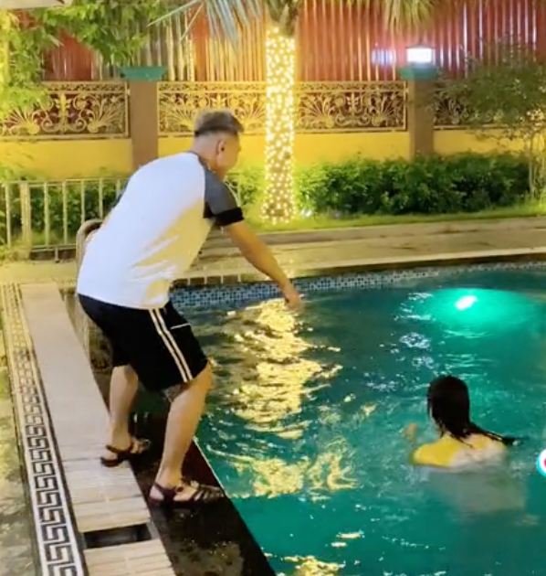  'Hotgirl bể cá' Ngân Baby tiếp tục là nạn nhân mua vui phản cảm: Bị xô xuống cả hồ nước! Ảnh 2