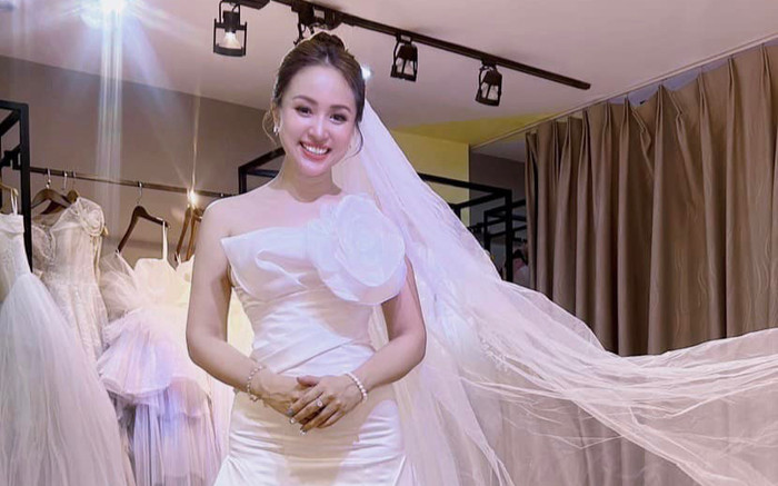 Vân Hugo diện váy cưới chuẩn bị lên xe hoa, dàn nghệ sĩ Việt nô nức gửi lời chúc mừng Ảnh 2