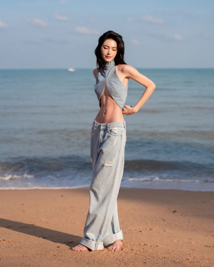 Dù khá gầy gò nhưng Mai Davika vẫn sở hữu cơ bụng nổi rõ múi đầy săn chắc