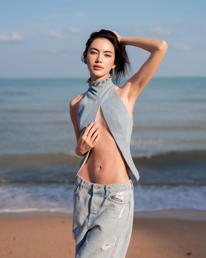Mai Davika tự tin khoe vóc dáng 'gầy trơ xương'
