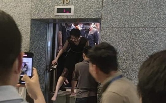 Vụ thang máy tòa nhà cao nhất Hà Nội dừng đột ngột do mất điện: Cô gái kể lại 10 phút kinh hoàng Ảnh 2