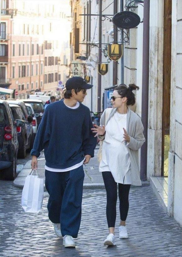  Song Joong Ki có đang làm lố với tình yêu mới, hồi quen Song Hye Kyo có như vậy đâu? Ảnh 2