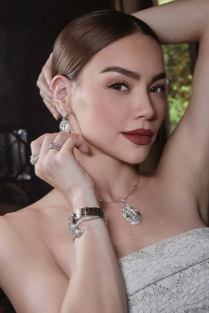 Mỹ nhân 37 tuổi thường xuyên bổ sung vitamin E để chống lại sự oxy hóa, hạn chế quá trình lão hóa da, giúp làn da luôn rạng rỡ, tươi trẻ. Ngoài ra, nữ ca sĩ còn phải kết hợp giữa ăn uống - chăm sóc da bằng mỹ phẩm lẫn đi chăm sóc tại spa mới có thể giữ được sắc độ mịn màng của vẻ ngoài.