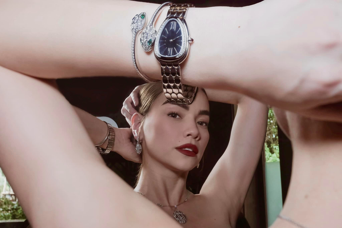 Vốn dĩ Hồ Ngọc Hà không phải là một tay chơi phụ kiện mỗi khi 'lên đồ', tuy nhiên, lần này nữ ca sĩ lại quyết định khoe 'full combo' bộ trang sức có hình thanh xà với vòng cổ, bông tai, vòng tay và nhẫn được nạm đá lấp lánh.