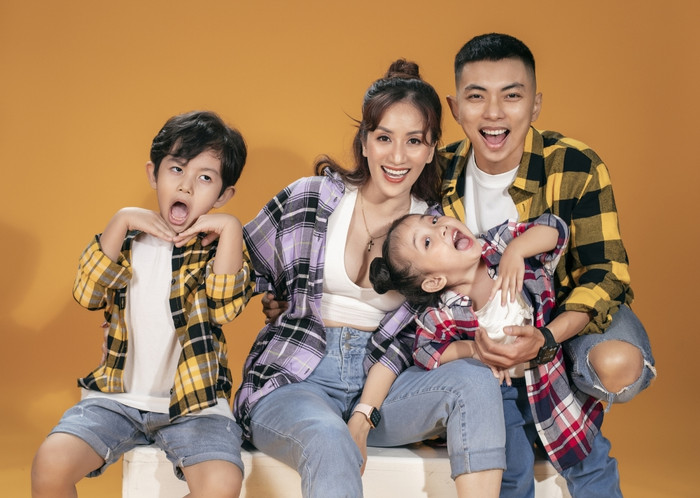  Gia đình Khánh Thi - Phan Hiển diện 'đồng phục' cùng nhau nhảy nhót: Quý tử Kubi 'lấn át' luôn cả bố mẹ! Ảnh 6
