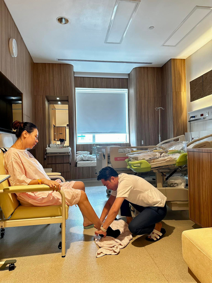 Cường Đô La chăm sóc vợ bầu rất chuyên nghiệp.