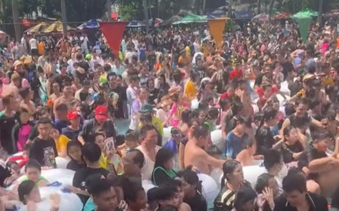 Xôn xao chùm ảnh hồ bơi dịp hè đông kín người: Duỗi chân còn khó huống hồ là bơi Ảnh 2