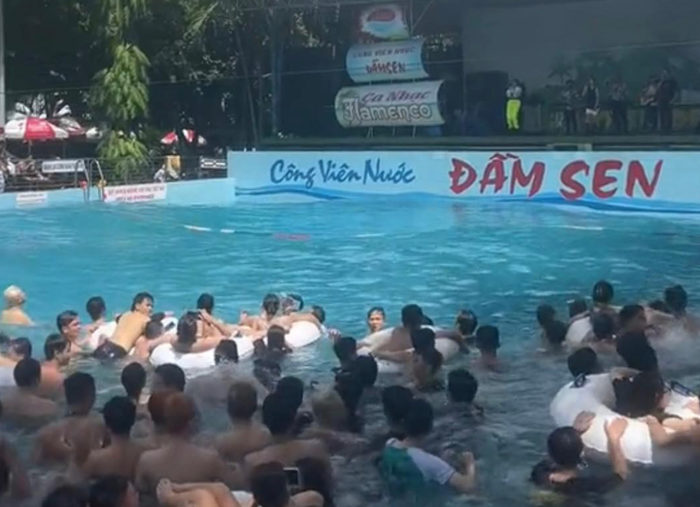  Xôn xao chùm ảnh hồ bơi dịp hè đông kín người: Duỗi chân còn khó huống hồ là bơi Ảnh 3