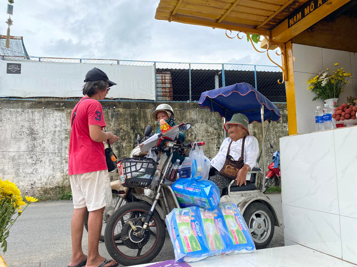 Người đàn ông nuôi mẹ của bạn thân ở TP Thủ Đức: Đút ăn, thay tã, tắm rửa không ngại việc gì Ảnh 2