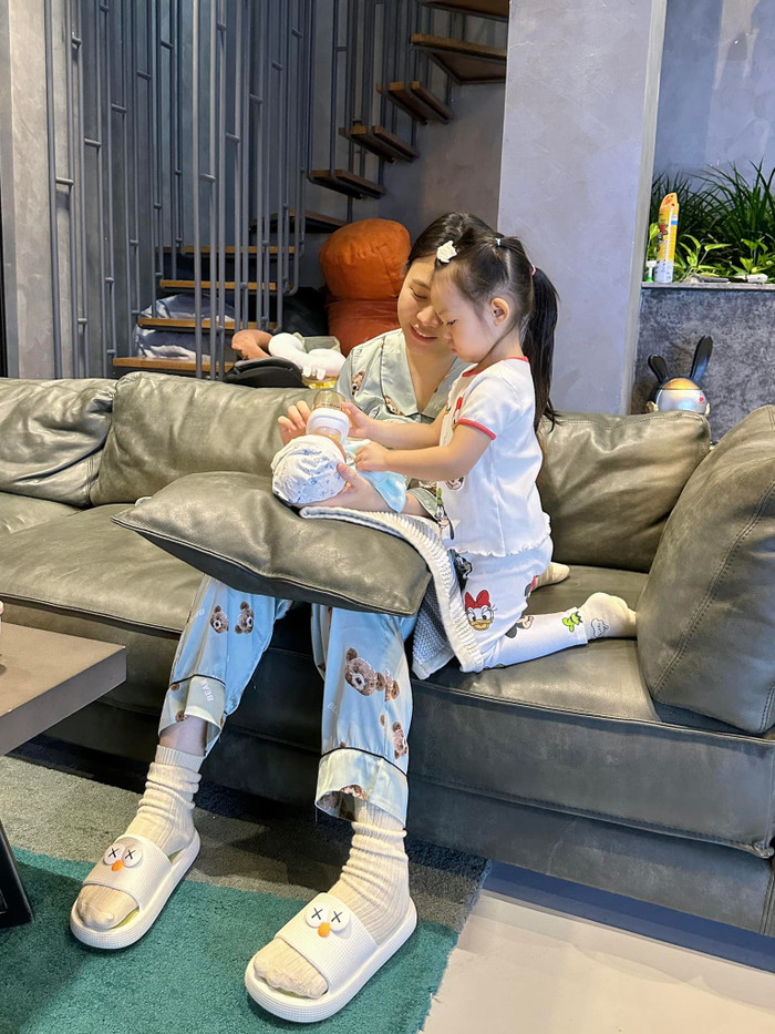  Ái nữ nhà Cường Đô La bật khóc khi biểu diễn, phản ứng của Đàm Thu Trang khiến nhiều bố mẹ khác đồng cảm Ảnh 5