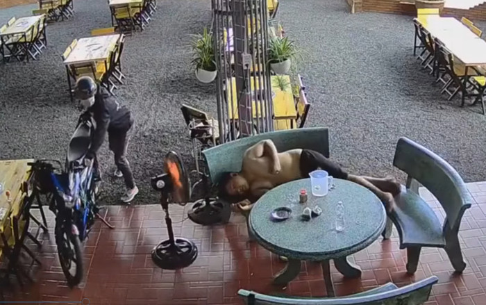 Mải nằm dùng điện thoại, người đàn ông không biết cảnh tượng đang diễn ra ngay sau lưng mình Ảnh 2