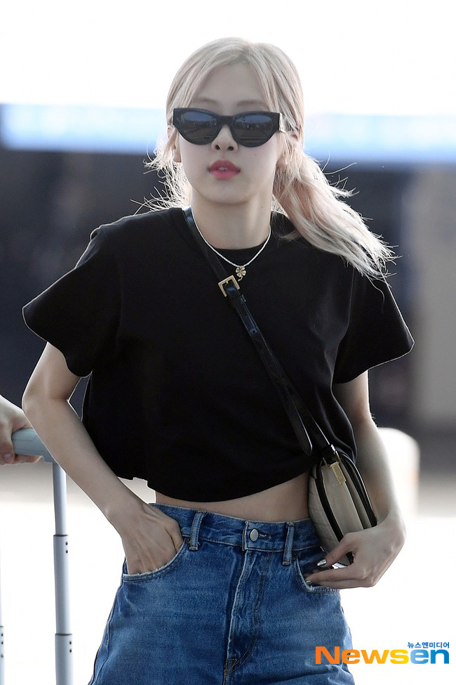 Rosé (BLACKPINK) diện trang phục cá tính, ấn tượng với mái tóc vàng.