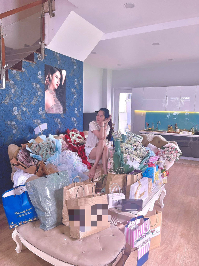 Nam Em không giấu khỏi sự hạnh phúc khi nhận được nhiều quà từ người hâm mộ