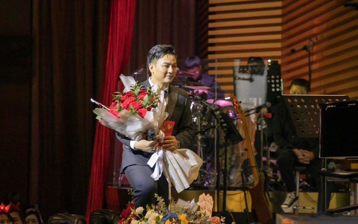 Khán giả lớn tuổi bay từ Mỹ về nghe Hoài Lâm hát, làm điều đặc biệt cho nam ca sĩ Ảnh 2