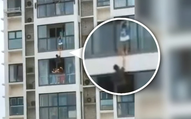 Khoảnh khắc 'người nhện' đời thường cứu cháu bé treo lủng lẳng ở tầng 14 Ảnh 2