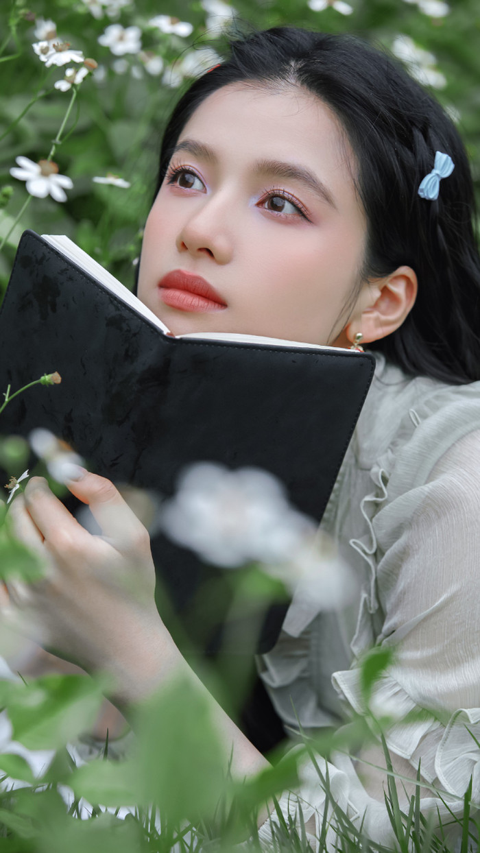 Bên cạnh đó, không ít cư dân mạng bày tỏ nỗi niềm khi vô tình bị “cuốn sâu” vào đôi mắt to tròn của mỹ nữ Hồ Nam. Nhiều người cũng không tiếc lời khen dành cho Châu Tấn khi “đào tạo” được một người trò giỏi như Tịnh Nghi.  