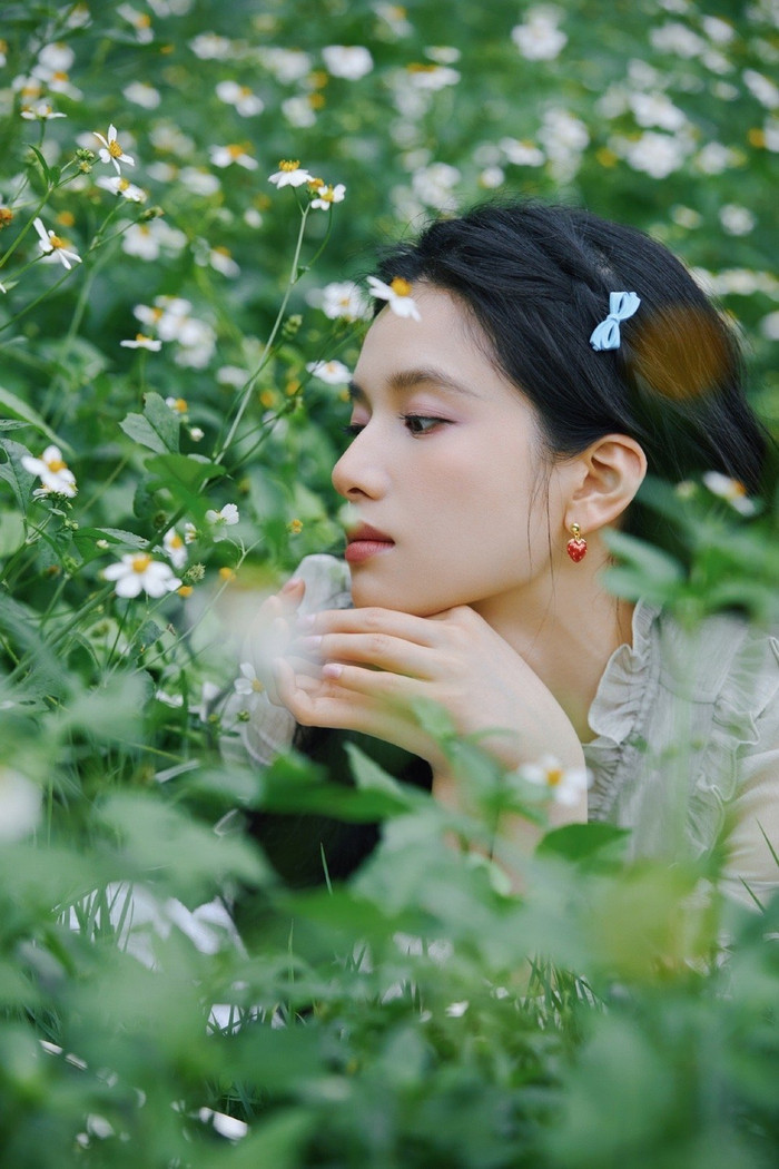 Ở những bức ảnh chụp cận, Trương Tịnh Nghi  triệt để “hớp hồn” người xem khi khoe rõ làn da trắng sáng, mịn màng cùng ngũ quan thanh tú, tự nhiên.  