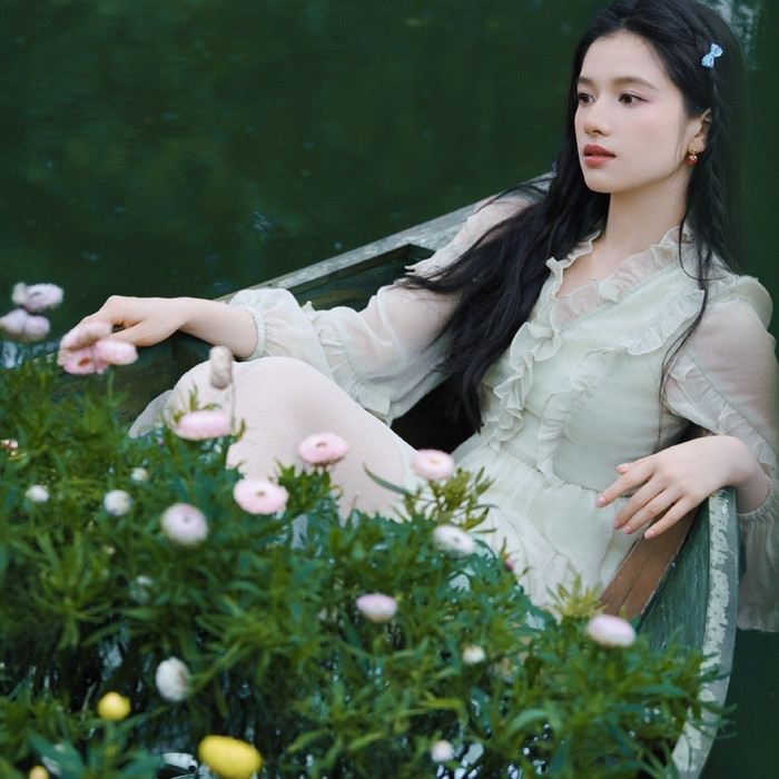 Trương Tịnh Nghi khiến dân tình 'lạc lối' với visual cực phẩm chuẩn nét nàng thơ Ảnh 4