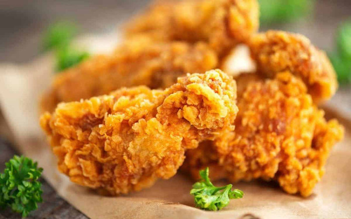 Có lòng tốt tặng gà rán cho cậu bé nghèo, chủ tiệm ngã ngửa khi biết sự thật Ảnh 2