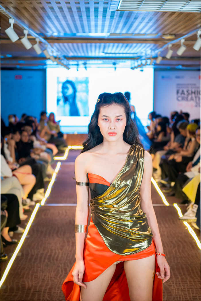 Đặc biệt những vấn đề hiện thực của xã hội cũng được các bạn lồng ghép vào các thiết kế như: Sự mất cân bằng trong cuộc sống, sức khỏe tâm lý, thực trạng mua sắm và lãng phí trang phục…