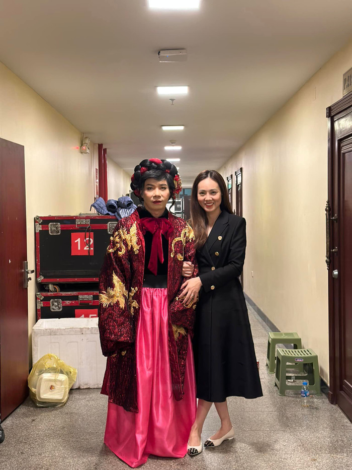 Ngọc Hà luôn đồng hành cùng chồng trên phim trường và trong hành trình điều trị sức khoẻ sau biến cố bệnh tật 