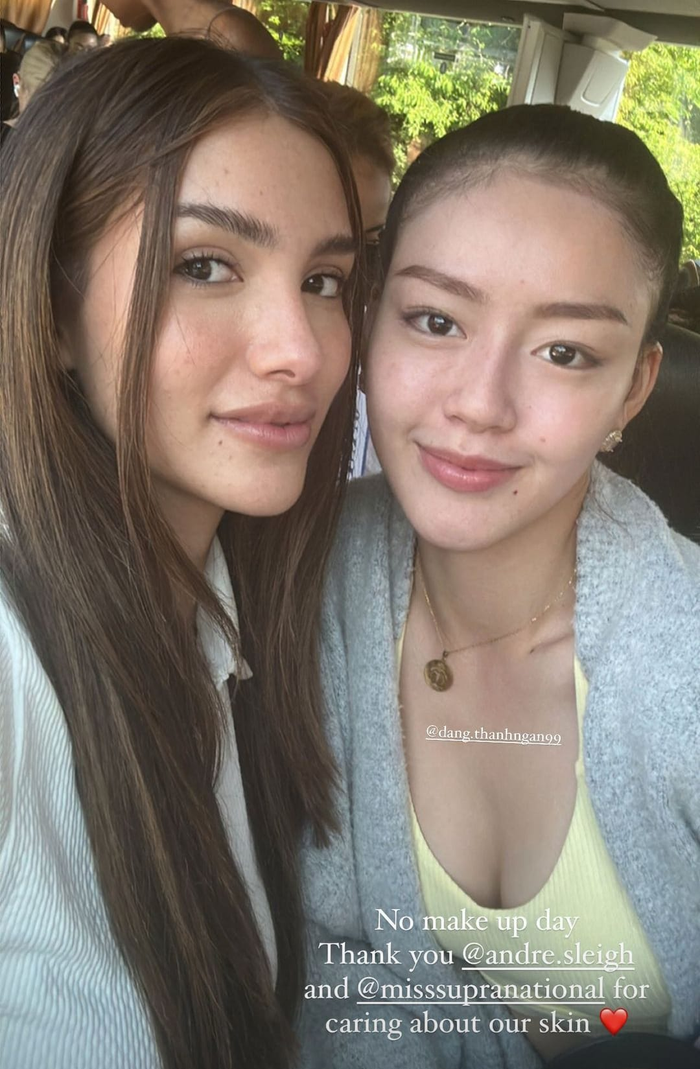 Đặng Thanh Ngân (bên phải) đọ sắc cùng đại diện đến từ Ecuador. 