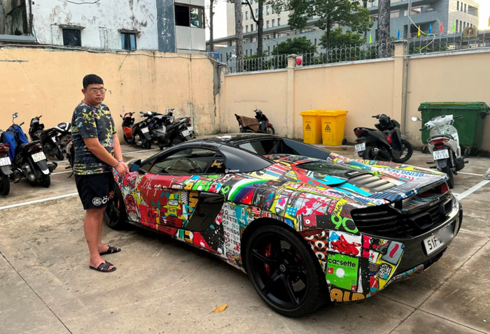 Mohamach Da Pha bên chiếc xe ô tô hiệu MCLAREN, biển số 51F-82...