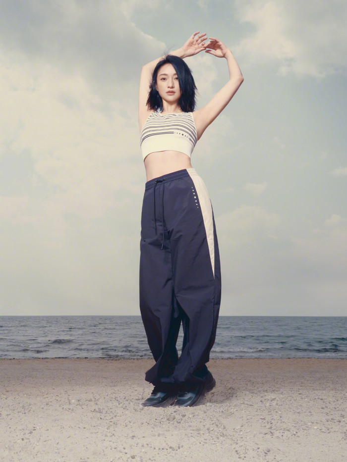 Tương tự người đẹp họ Ôn, Châu Tấn chăm chỉ duy trì dưỡng sắc với làn da chắc khỏe, bóng mịn cùng vóc dáng cân đối. 