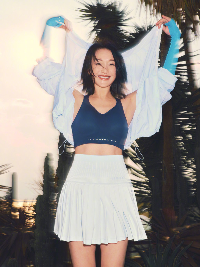 Nhàn Phi Châu Tấn không chỉ thu hút bởi tài năng diễn xuất “xuất thần” mà còn khiến người hâm mộ “xoe mắt”, trầm trồ với sắc vóc tươi trẻ, bất chấp sự xoay vần của thời gian. Khi đặt lên bàn cân so sánh, nhiều người phải một phen “thảng thốt” khi mỹ nhân 7x dường như đã “lão hóa ngược” sau từng ấy năm.  