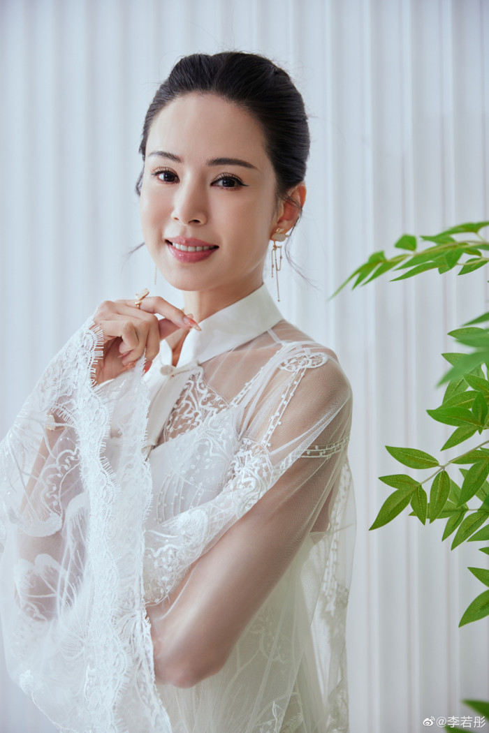 Dù không còn xuất hiện với độ phủ sóng dày đặc như nhiều năm về trước, song Lý Nhược Đồng vẫn là cái tên thân thuộc, nhận được sự quan tâm từ đông đảo khán giả. Không chỉ “gây thương nhớ” với visual vạn người mê, nàng Tiểu Long Nữ còn khiến cộng động mạng không ít lần trố mắt, trầm trồ bởi vẻ ngoài thon gọn, cân đối, đầy “hút mắt”.