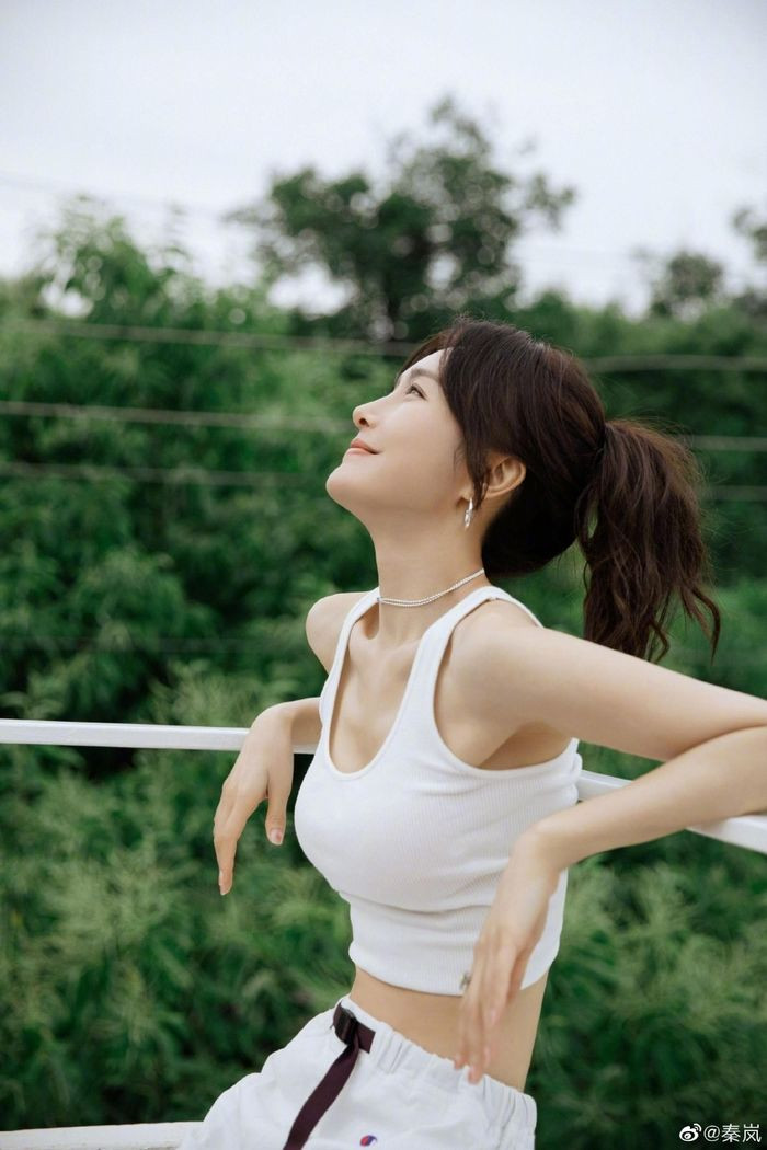 Bên cạnh màn lột tả nhân vật ấn tượng qua vai diễn Phú Sát Hoàng Hậu (Diên Hy Công Lược), Tần Lam còn được hội “mọt phim” chú ý bởi gu thời trang năng động, trẻ trung cùng trình độ “giấu nhẹm” tuổi tác cực đẳng cấp. 